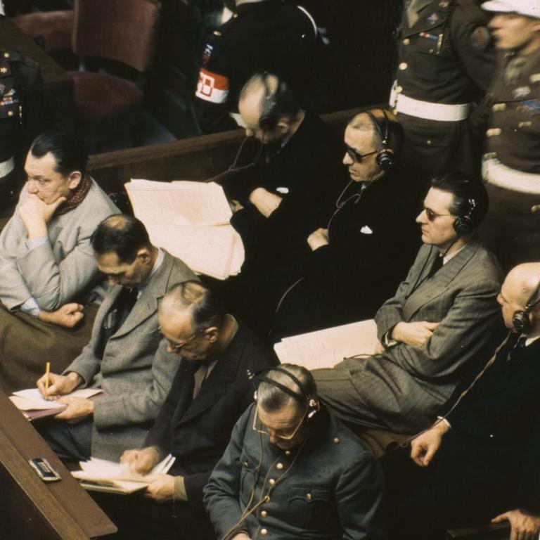Anklagebank im Nürnbergers Prozess am 20.11.1945: 1. Reihe v.l., Göring, Hess, Ribbentrop, Keitel; 2. Reihe, v.l., Dönitz, Raeder, von Schirach, Sauckel und Jodl.