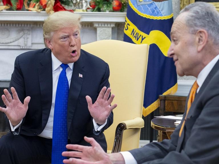 US-Präsident Donald Trump (li.) spricht mit Chuck Schumer, dem Fraktionsführer der Demokraten im US-Senat über den geplanten Mauerbau an der Grenze zu Mexiko.