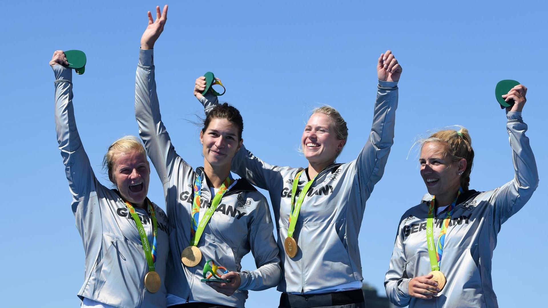 Olympisches Gold im Ruder-Doppelvierer: Carina Bär (2.v.l.) feiert mit ihren Kolleginnen Julia Lier, Annekatrin Thiele und Lisa Schmidla in Rio de Janeiro. Olympisches Gold im Ruder-Doppelvierer: Carina Bär (2.v.l.) feiert mit ihren Kolleginnen Julia Lier, Annekatrin Thiele und Lisa Schmidla in Rio de Janeiro.