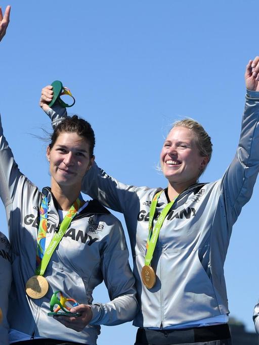 Olympisches Gold im Ruder-Doppelvierer: Carina Bär (2.v.l.) feiert mit ihren Kolleginnen Julia Lier, Annekatrin Thiele und Lisa Schmidla in Rio de Janeiro.