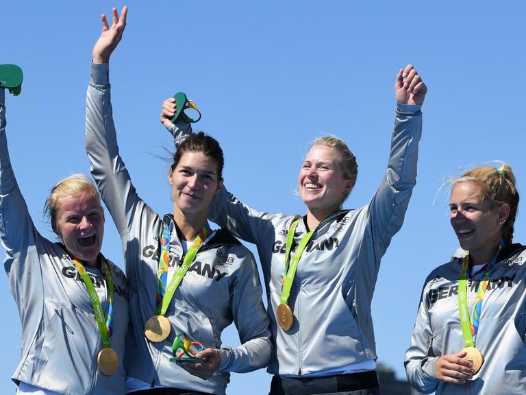 Olympisches Gold im Ruder-Doppelvierer: Carina Bär (2.v.l.) feiert mit ihren Kolleginnen Julia Lier, Annekatrin Thiele und Lisa Schmidla in Rio de Janeiro.
