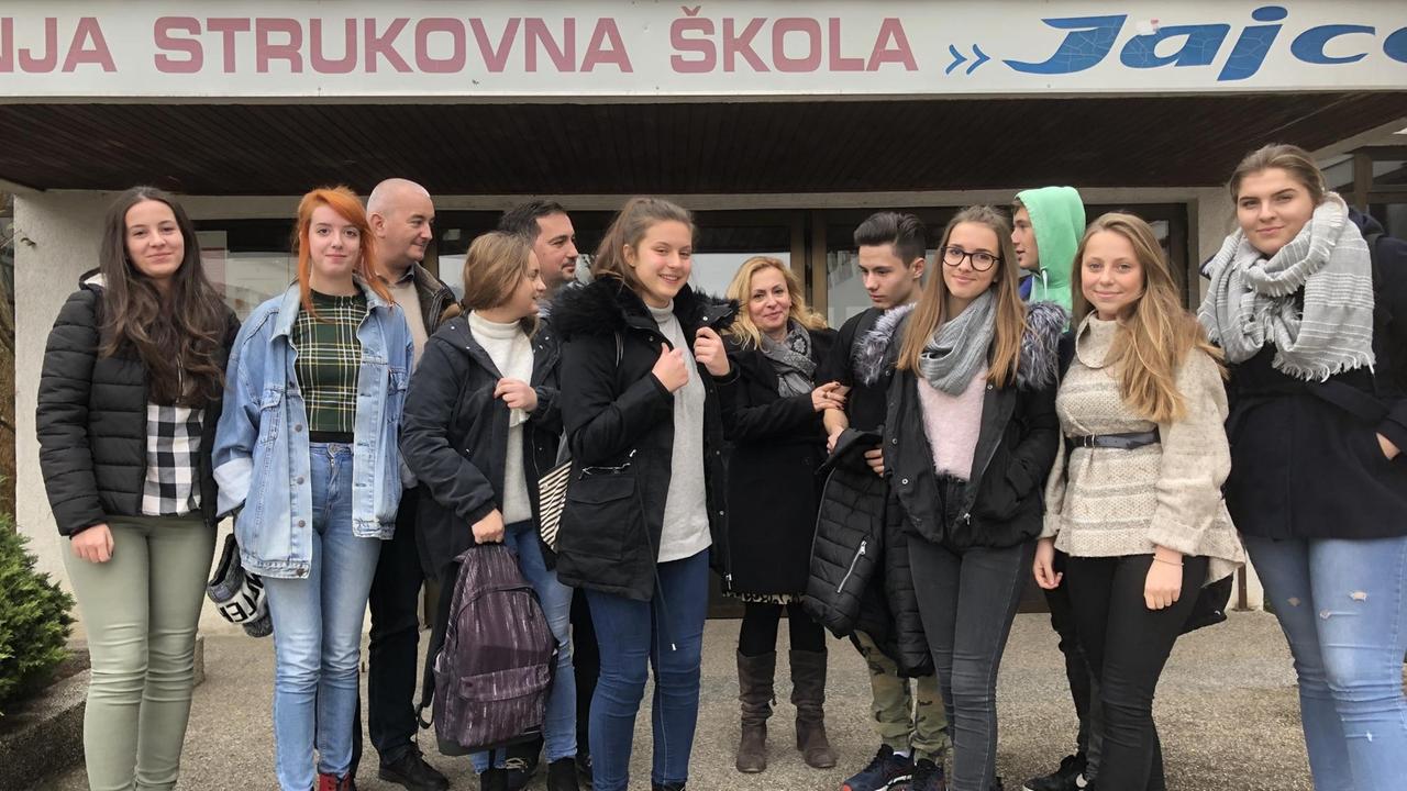 Gruppenbild junger Menschen vor einem Gebäude Gruppenbild junger Menschen vor einem Gebäude