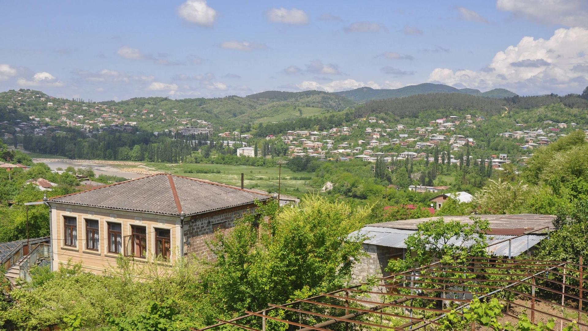 Stadtansicht von Kutaissi mit Blick auf Rioni-Fluss.