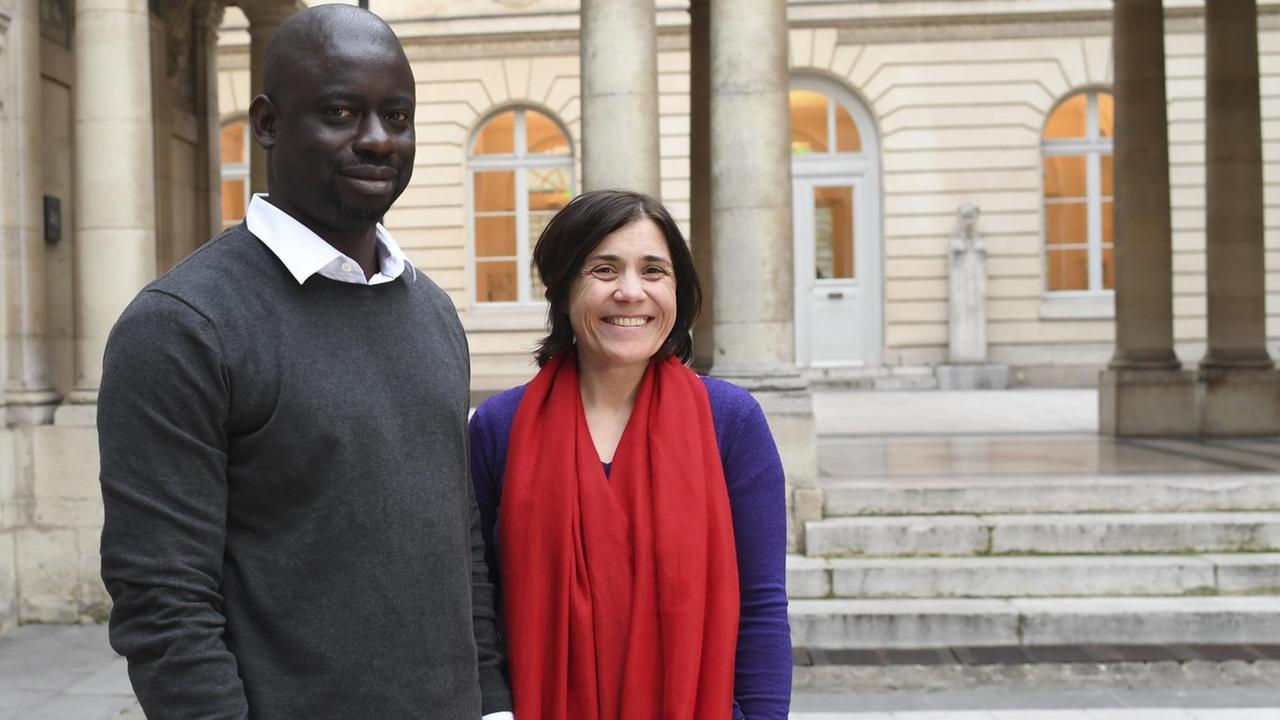 Französische Kunsthistorikerin Benedicte Savoy (R) und senegalesischer Ökonom Felwine Sarr (L) am 21.03.2018 in Paris. - Die zwei Akademiker wurden von Emmanuel Macron beauftragt einen Leitfaden für Frankreich zum Umgang mit kolonialen Objekten herauszugeben Französische Kunsthistorikerin Benedicte Savoy (R) und senegalesischer Ökonom Felwine Sarr (L) am 21.03.2018 in Paris. - Die zwei Akademiker wurden von Emmanuel Macron beauftragt einen Leitfaden für Frankreich zum Umgang mit kolonialen Objekten herauszugeben