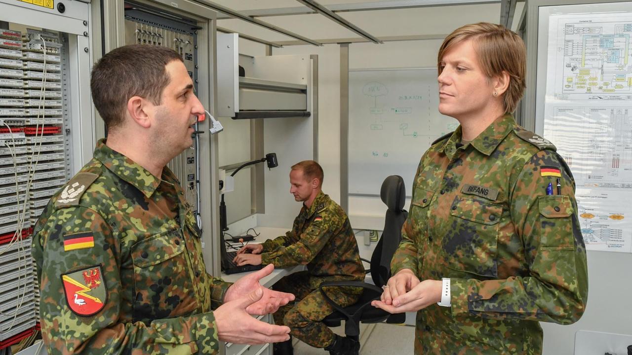 Oberstleutnant Anastasia Biefang (r) und ihr Vorgänger Oberstleutnant Thorsten Niemann, Standortältester der Kurmark Kaserne und Kommandeur des Führungsunterstützungsbataillons in Storkow (Brandenburg), unterhalten sich in einem Lehrraum einer Ausbildungsanlage für die Satellitenkommunikation. Oberstleutnant Anastasia Biefang (r) und ihr Vorgänger Oberstleutnant Thorsten Niemann, Standortältester der Kurmark Kaserne und Kommandeur des Führungsunterstützungsbataillons in Storkow (Brandenburg), unterhalten sich in einem Lehrraum einer Ausbildungsanlage für die Satellitenkommunikation.