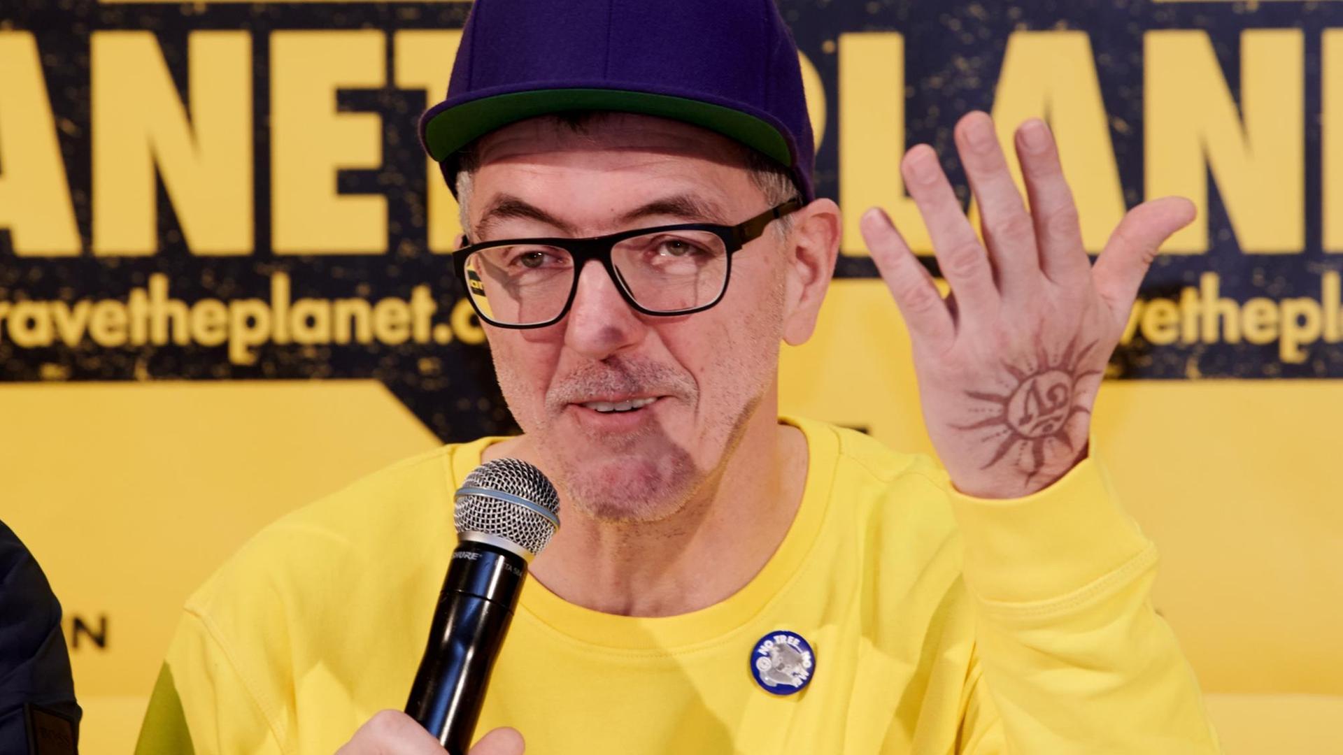 Loveparade-Gründer Dr. Motte stellt bei einer Pressekonferenz in Berlin sein neues Projekt "Rave the Planet" vor. Er trägt einen gelben Pullover und eine dunkelblaue Mütze. Loveparade-Gründer Dr. Motte stellt bei einer Pressekonferenz in Berlin sein neues Projekt "Rave the Planet" vor. Er trägt einen gelben Pullover und eine dunkelblaue Mütze.