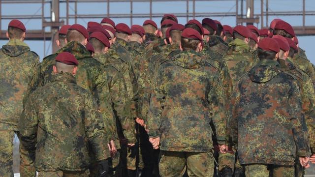 Soldaten der Bundeswehr-Eliteeinheit Kommando Spezialkräfte (KSK) gehen über das Kasernengelände in Calw
