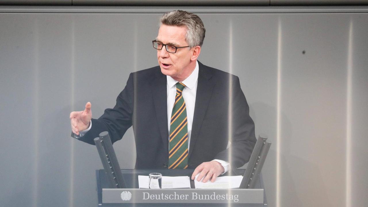 Bundesinnenminister Thomas de Maiziere (CDU) spricht in Berlin im Bundestag. Bundesinnenminister Thomas de Maiziere (CDU) spricht in Berlin im Bundestag.