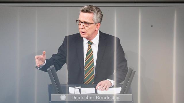Bundesinnenminister Thomas de Maiziere (CDU) spricht in Berlin im Bundestag.