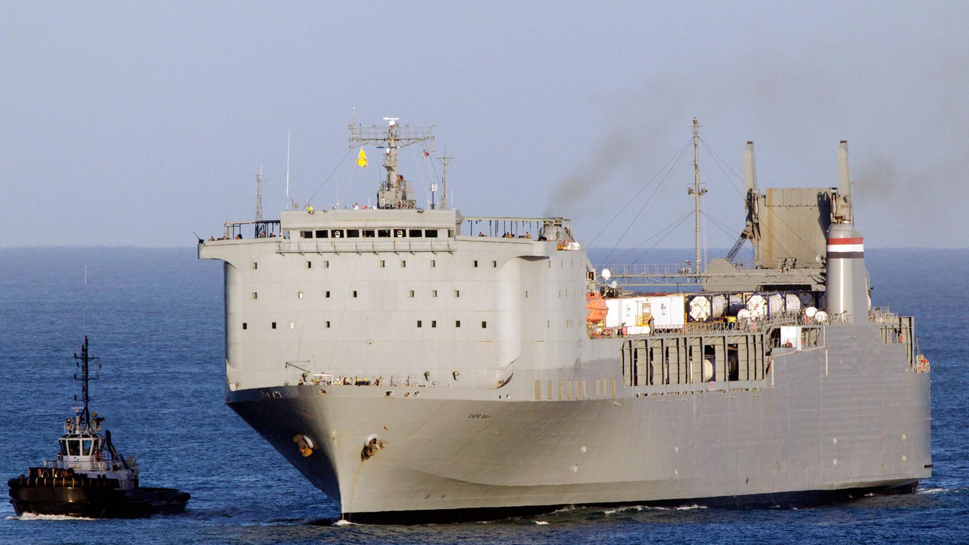 Das US-Marineschiff "Cape Ray", hier im Hafen der italienischen Stadt Gioia Tauro, hat Tonnen des syrischen Giftgasarsenals zerstört. Das US-Marineschiff "Cape Ray", hier im Hafen der italienischen Stadt Gioia Tauro, hat Tonnen des syrischen Giftgasarsenals zerstört.