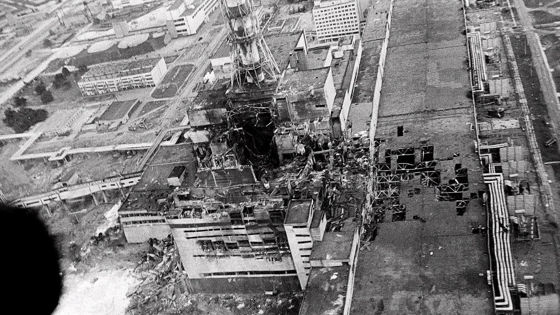 Schwarzweiße Luftaufnahme eines zerstörten Atomreaktors. Schwarzweiße Luftaufnahme eines zerstörten Atomreaktors.