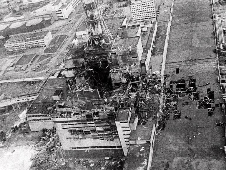 Schwarzweiße Luftaufnahme eines zerstörten Atomreaktors.