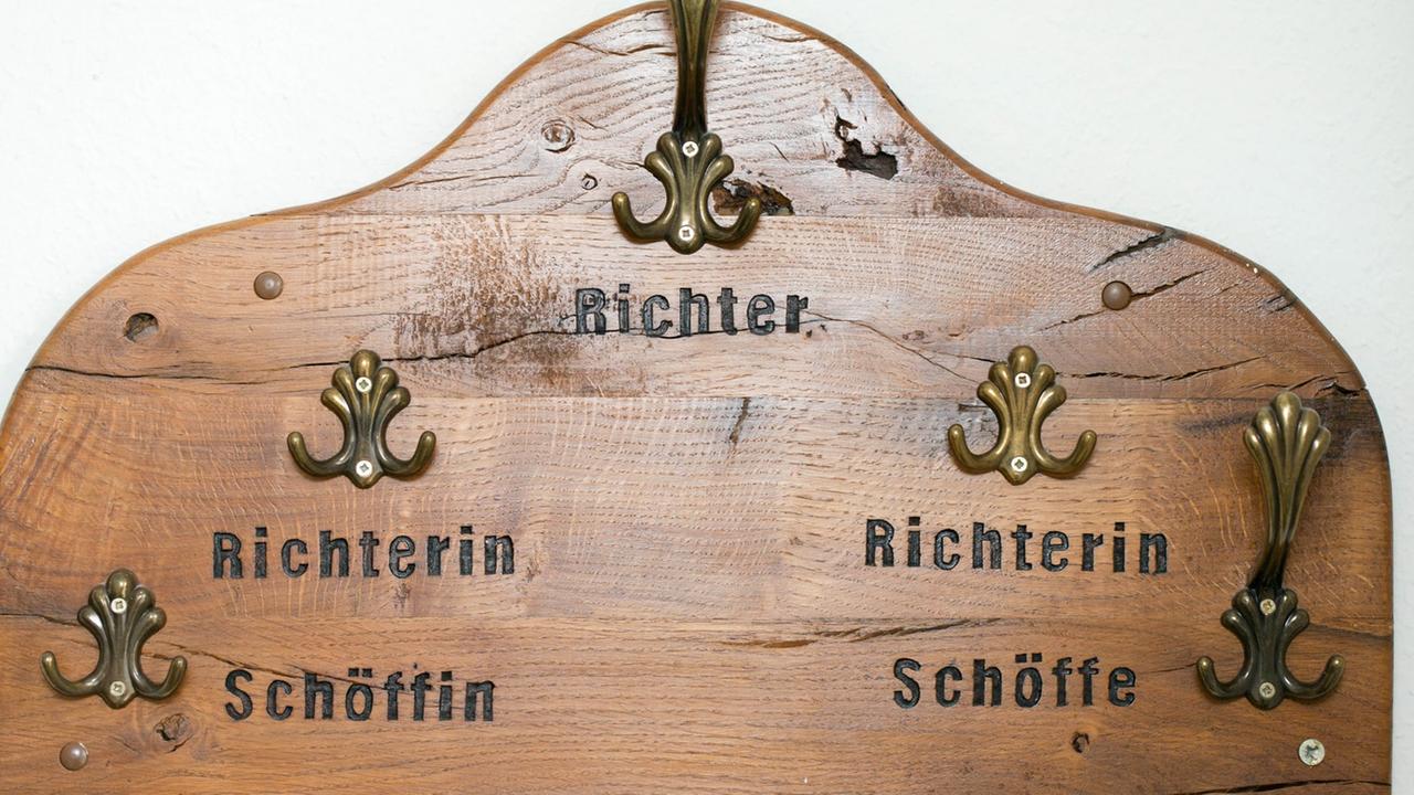Blick auf eine Garderobe für Richter und Schöffen am 19.03.2013 im Landgericht Osnabrück (Niedersachsen). Blick auf eine Garderobe für Richter und Schöffen am 19.03.2013 im Landgericht Osnabrück (Niedersachsen).