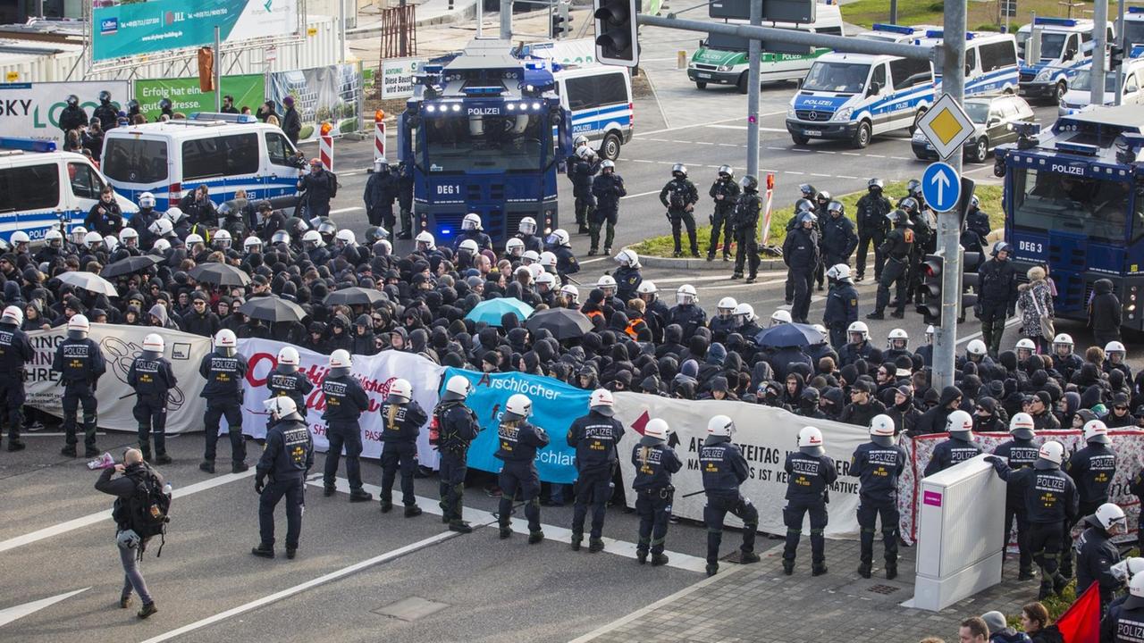 Am Rande Bundesparteitages der Partei Alternative für Deutschland (AfD) umstellen am 30.04.2016 nahe dem Messegelände am Flughafen in Stuttgart (Baden-Württemberg) Polizeikräfte zahlreiche Demonstranten, die die Zufahrten blockieren wollen. Am Rande Bundesparteitages der Partei Alternative für Deutschland (AfD) umstellen am 30.04.2016 nahe dem Messegelände am Flughafen in Stuttgart (Baden-Württemberg) Polizeikräfte zahlreiche Demonstranten, die die Zufahrten blockieren wollen.