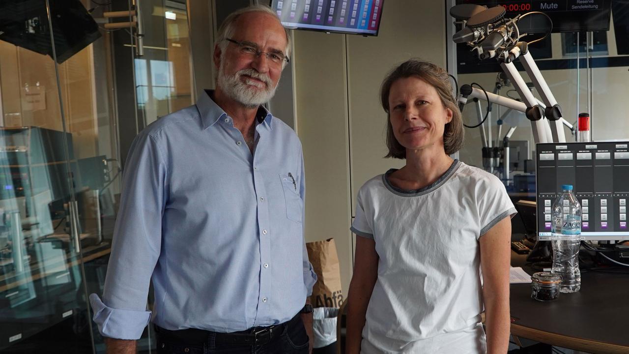 Reporter Burkhard Birke und Moderatorin Anke Schaefer in einem Studio von Deutschlandfunk Kultur Reporter Burkhard Birke und Moderatorin Anke Schaefer in einem Studio von Deutschlandfunk Kultur