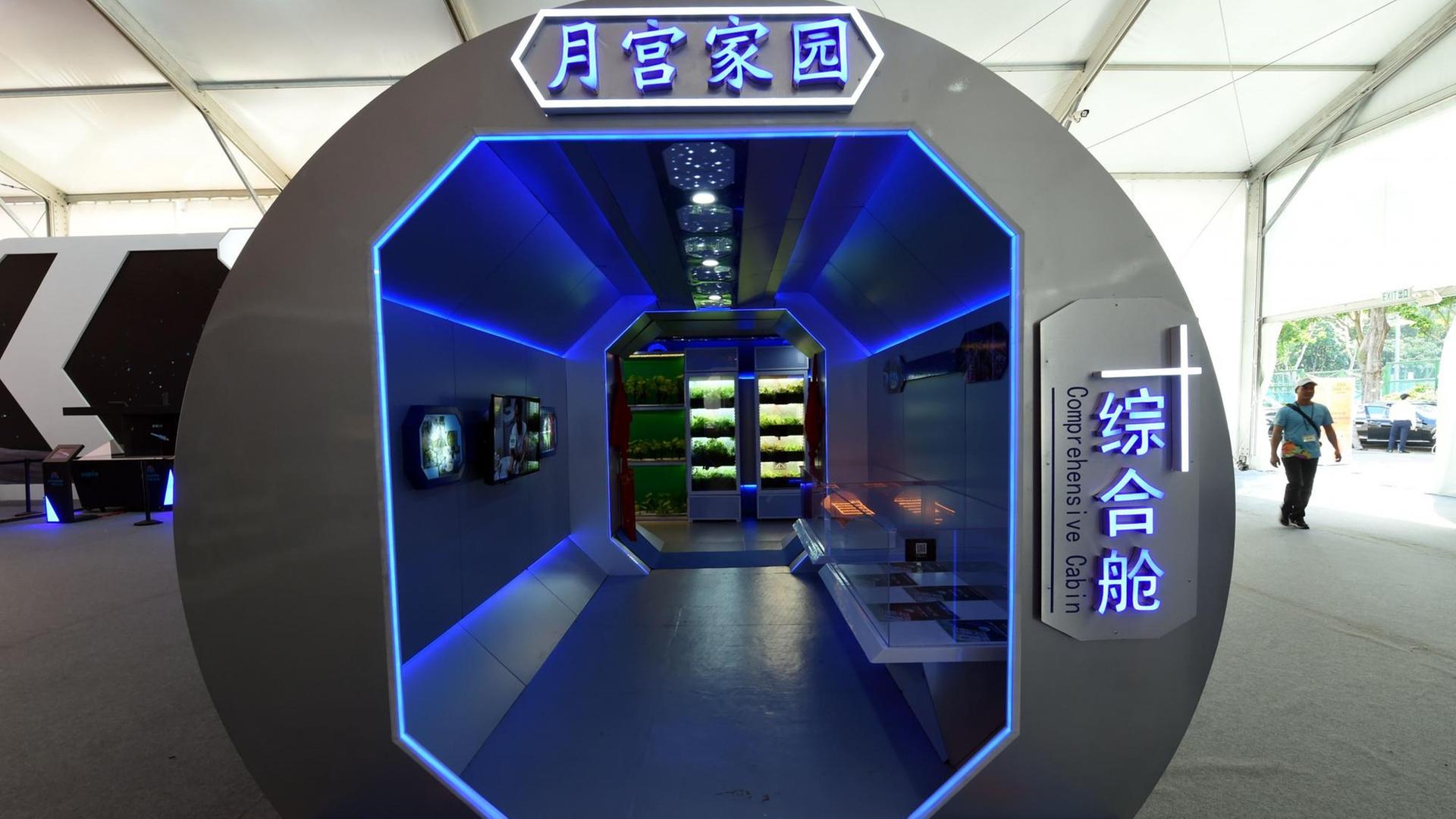Ein Modell des chinesischen Raumlabors Tiangong-1 Ein Modell des chinesischen Raumlabors Tiangong-1
