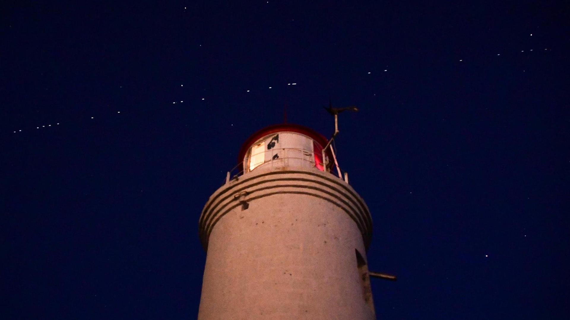 Nach dem erfolgreichen Start von 60 Satelliten ist die Starlink-Kette im Nachthimmel über Wladiwostok zu sehen (27.4.2020)
