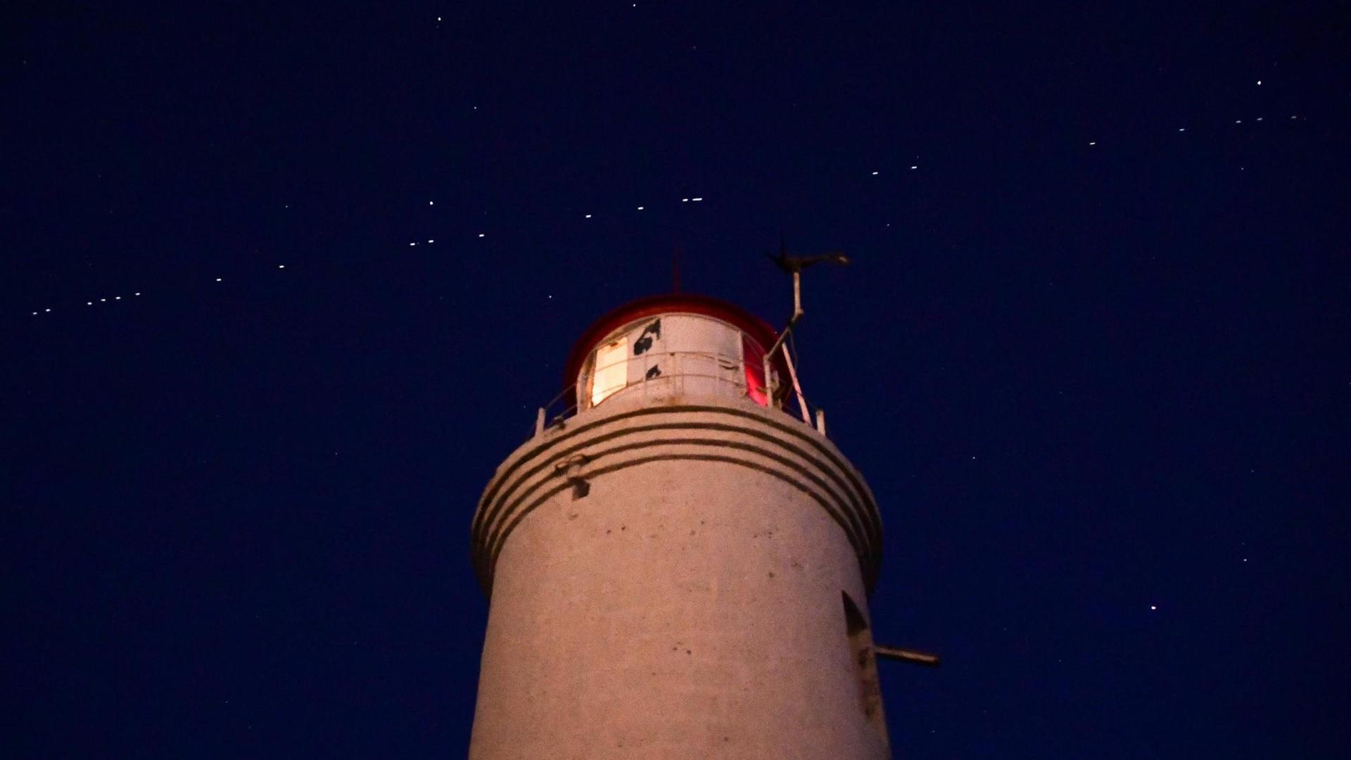 Nach dem erfolgreichen Start von 60 Satelliten ist die Starlink-Kette im Nachthimmel über Wladiwostok zu sehen (27.4.2020) Nach dem erfolgreichen Start von 60 Satelliten ist die Starlink-Kette im Nachthimmel über Wladiwostok zu sehen (27.4.2020)