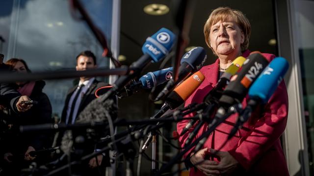 Bundeskanzlerin Angela Merkel (CDU) kommt am 17.11.2017 in Berlin zur Fortsetzung der Sondierungsgespräche in der CDU-Zentrale an. Spitzenvertreter aus CDU, CSU, FDP und Grüne beraten bei den Jamaika Sondierungsgesprächen über die Aufnahme von Koalitionsverhandlung zur Bildung einer Regierung.