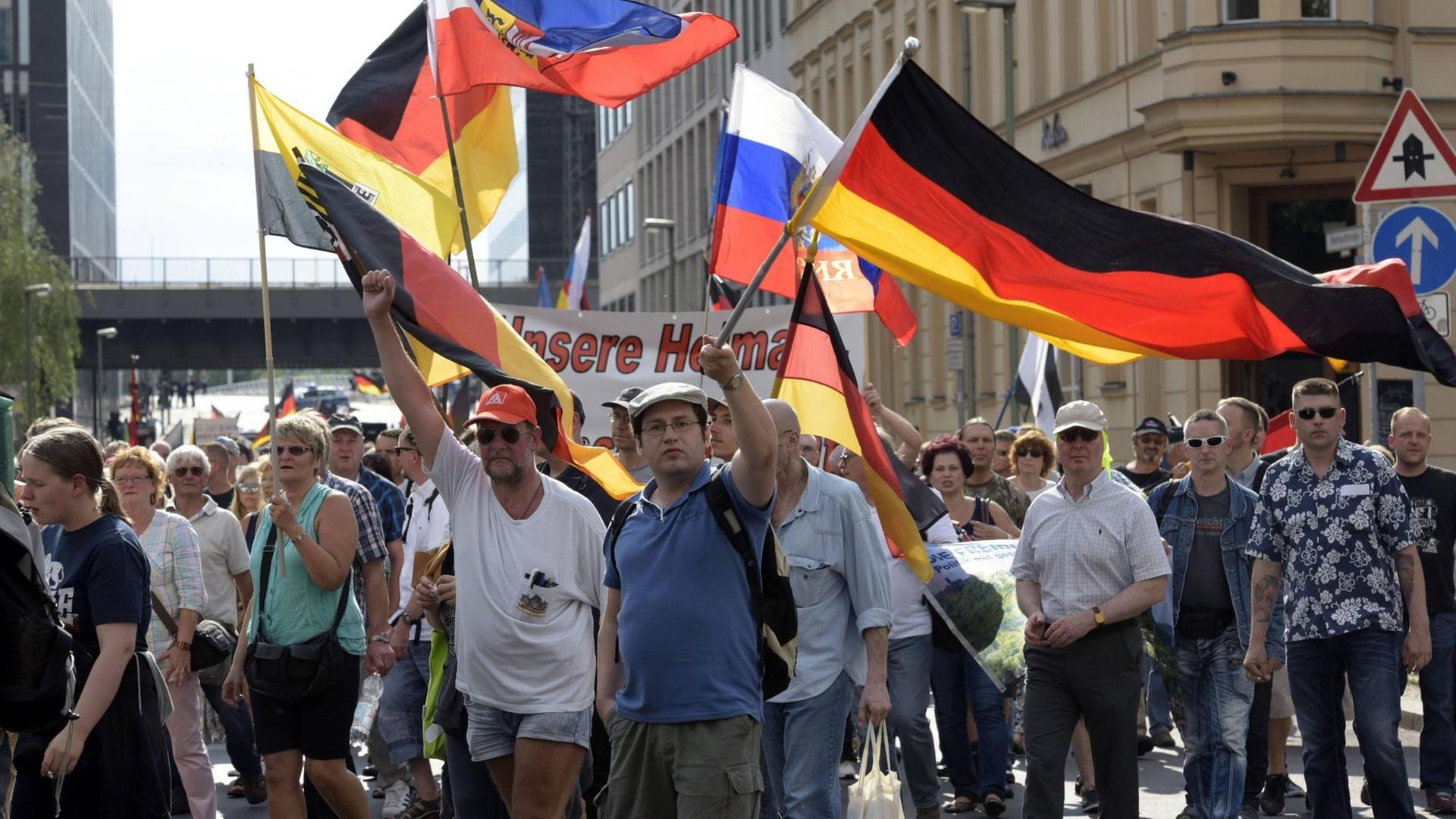 Demonstration von Rechtspopulisten und rechten Gruppierungen unter dem Motto "Merkel muss weg" in Berlin Demonstration von Rechtspopulisten und rechten Gruppierungen unter dem Motto "Merkel muss weg" in Berlin
