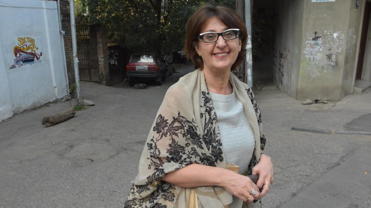 Ehemalige Außenministerin Maia Panjikidse mit Brille, braunen Haaren und freundlichem Lächeln.