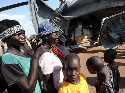 Zivilisten in der Stadt Tali im Südsudan laden Wahlutensilien für das Unabhängigkeitsreferendum aus einem Helikopter der UNMIS (United Nations Mission in Sudan)