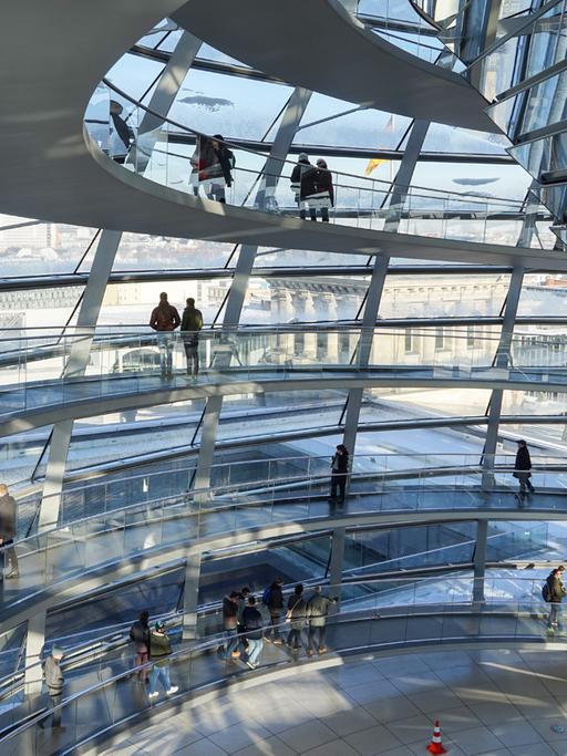 Innenansicht der Kuppel des Reichstagsgebäudes in Berlin