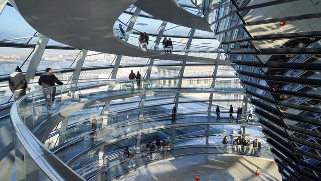 Innenansicht der Kuppel des Reichstagsgebäudes in Berlin