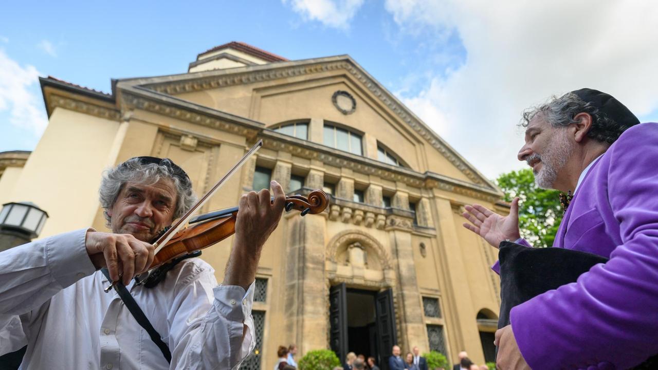 Der Musiker Fritz Tarjan und der Vorsitzende und Kantor der Jüdischen Gemeinde Görlitz Alex Jacobowitz stehen vor der Synagoge. Der Musiker Fritz Tarjan und der Vorsitzende und Kantor der Jüdischen Gemeinde Görlitz Alex Jacobowitz stehen vor der Synagoge.