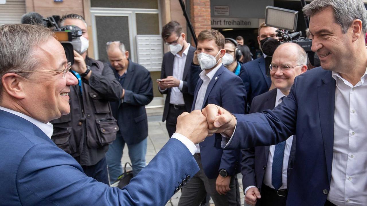 CSU-Chef und Bayerns Ministerpräsident Markus Söder (rechts) begrüßt Unions-Kanzlerkandidat und NRW-Ministerpräsident Armin Laschet zum gemeinsamen Mittagessen vor einem Bratwurst-Restaurant CSU-Chef und Bayerns Ministerpräsident Markus Söder (rechts) begrüßt Unions-Kanzlerkandidat und NRW-Ministerpräsident Armin Laschet zum gemeinsamen Mittagessen vor einem Bratwurst-Restaurant