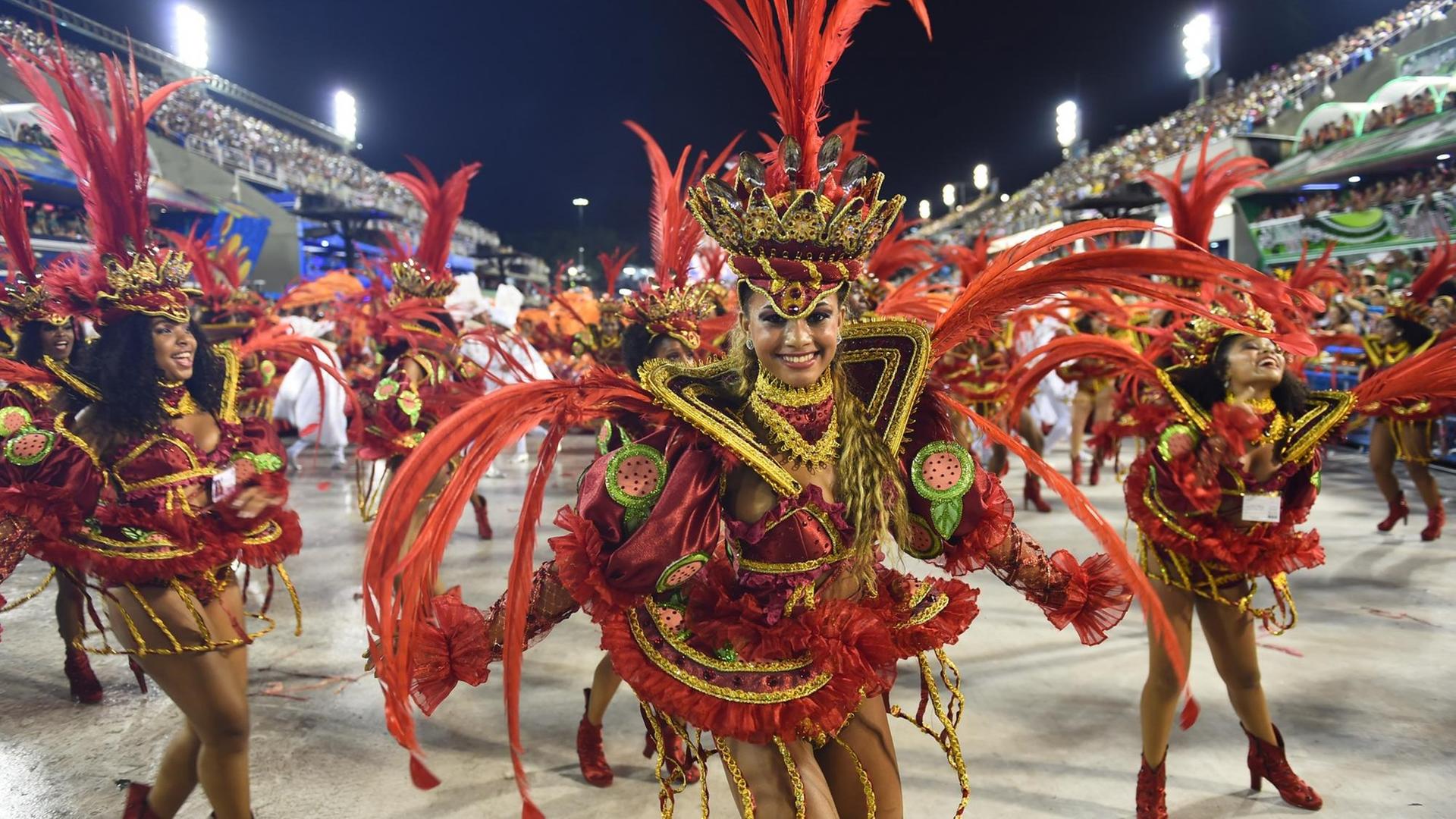 Mitglieder der Salgueiro Sambaschule tanzen während der Karnevals-Parade in Rio. Mitglieder der Salgueiro Sambaschule tanzen während der Karnevals-Parade in Rio.