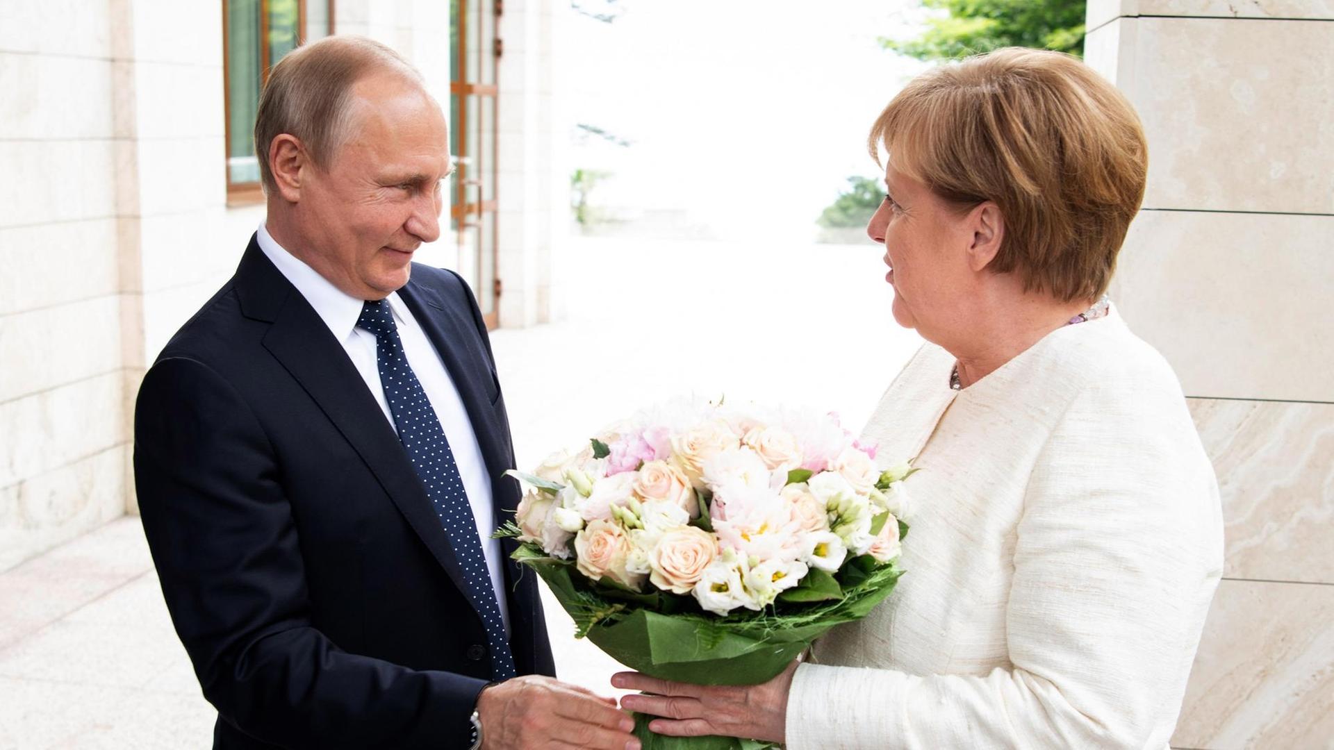 Russlands Präsident Wladimir Putin begrüßt Bundeskanzlerin Angela Merkel (CDU) in Sotschi.