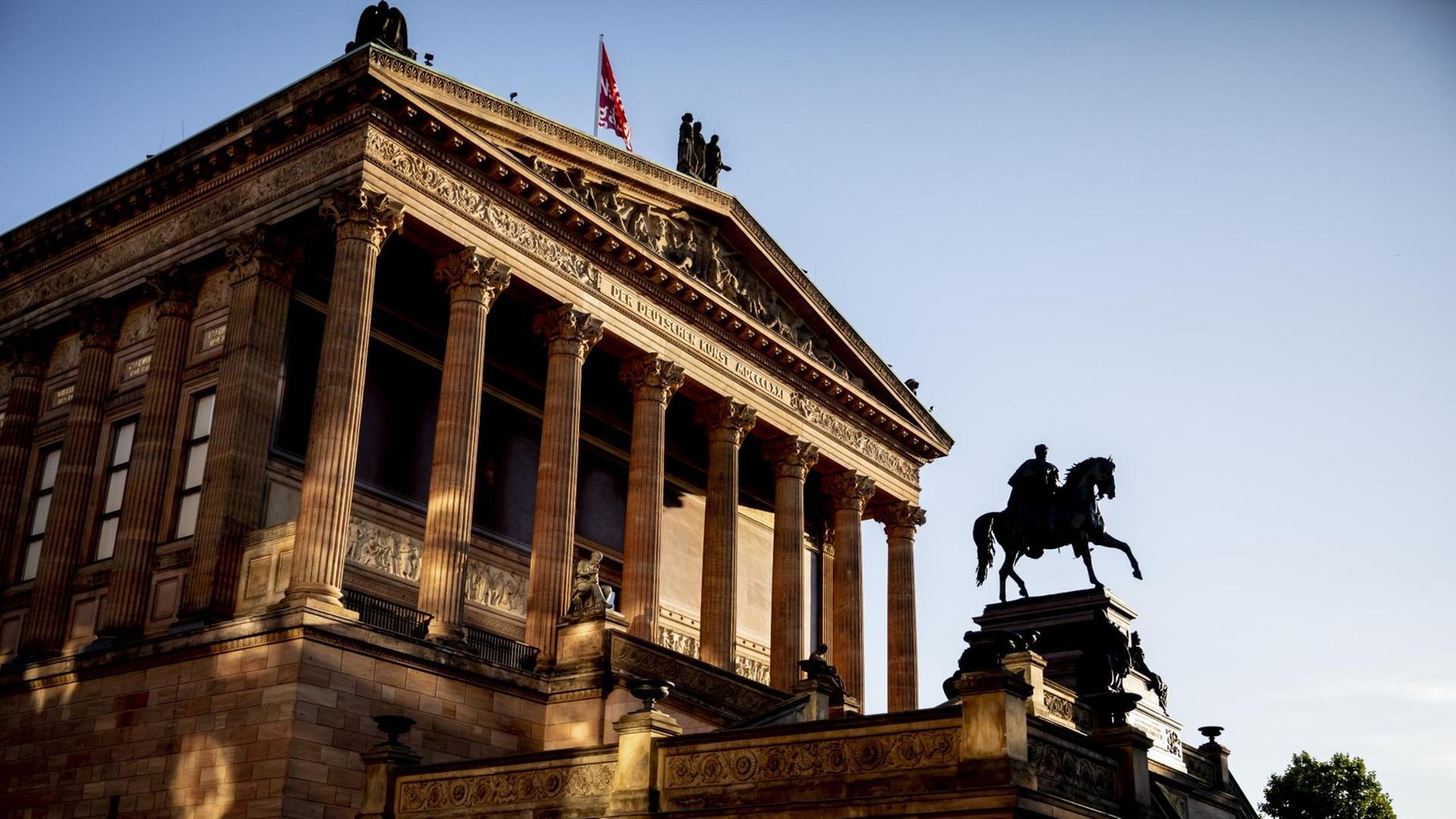 Die Alte Nationalgalerie ist im Licht der aufgehenden Sonne zu sehen. Die Alte Nationalgalerie ist im Licht der aufgehenden Sonne zu sehen.
