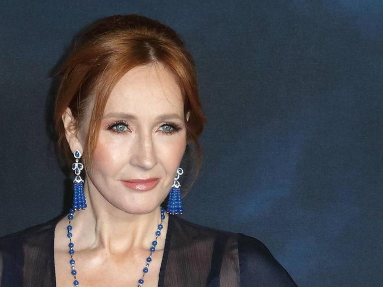 Porträt J.K. Rowlings bei einer Filmpremiere in London 2018
