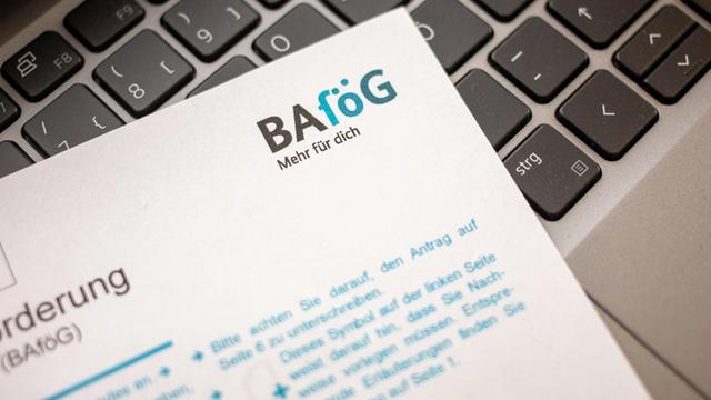 Ein Antrag auf Ausbildungsförderung (Bafög) liegt auf der Tastatur eines Laptopcomputers