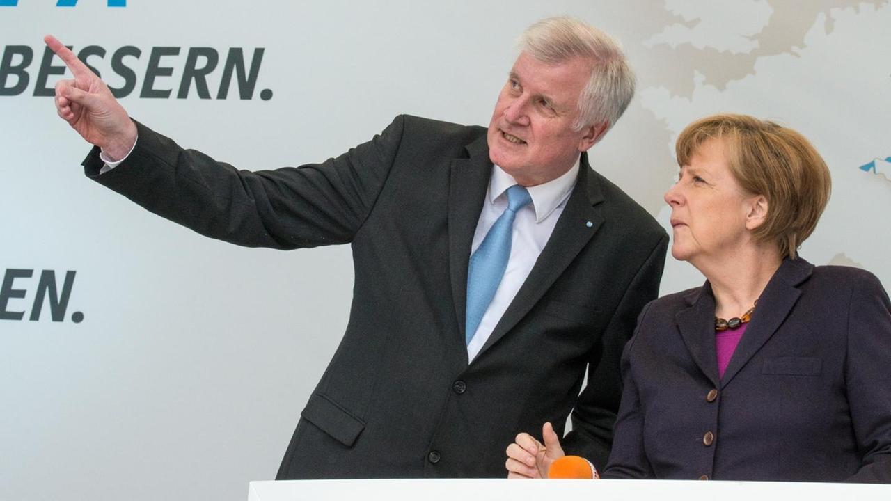 Bundeskanzlerin Angela Merkel (CDU) spricht am 05.05.2014 auf dem Rathausplatz in Ingolstadt (Bayern) während einer Wahlkampfkundgebung für Europawahl am 25.05.2014 mit Bayerns Ministerpräsident Horst Seehofer (CSU).