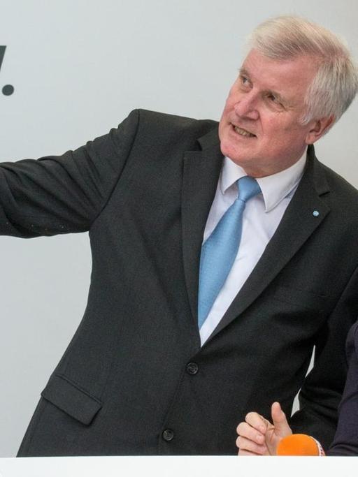 Bundeskanzlerin Angela Merkel (CDU) spricht am 05.05.2014 auf dem Rathausplatz in Ingolstadt (Bayern) während einer Wahlkampfkundgebung für Europawahl am 25.05.2014 mit Bayerns Ministerpräsident Horst Seehofer (CSU).
