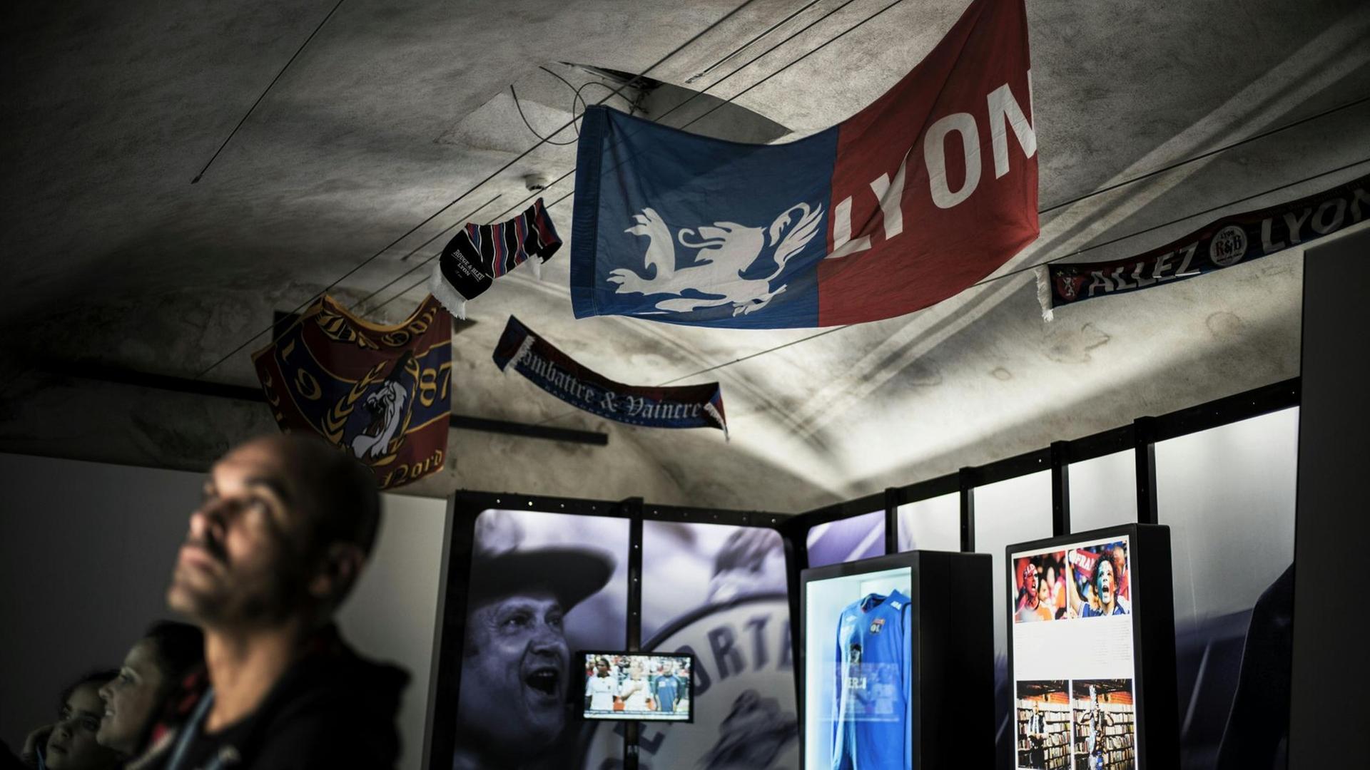 Ein Mann besucht die Ausstellung "Göttlicher Fußball" im Musée Gadagne in Lyon. Ein Mann besucht die Ausstellung "Göttlicher Fußball" im Musée Gadagne in Lyon.