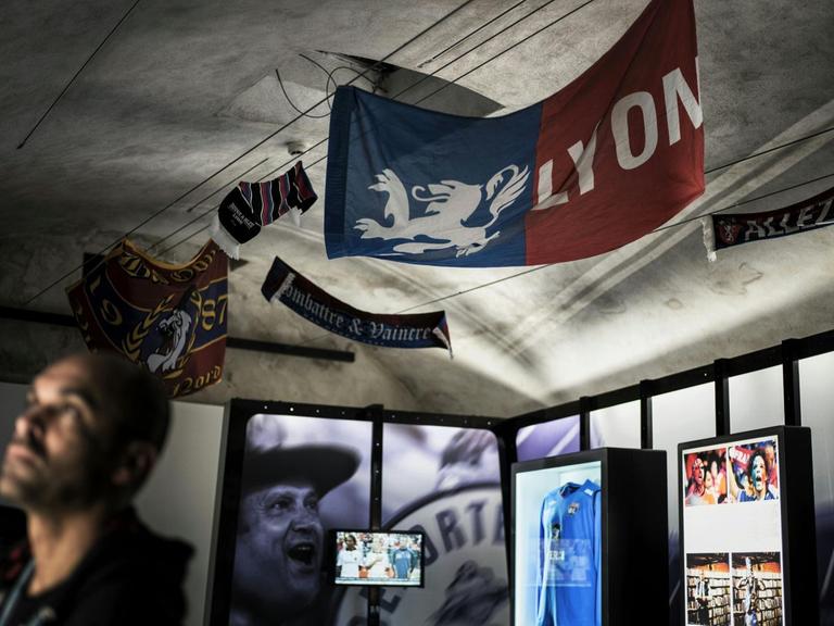 Ein Mann besucht die Ausstellung "Göttlicher Fußball" im Musée Gadagne in Lyon.