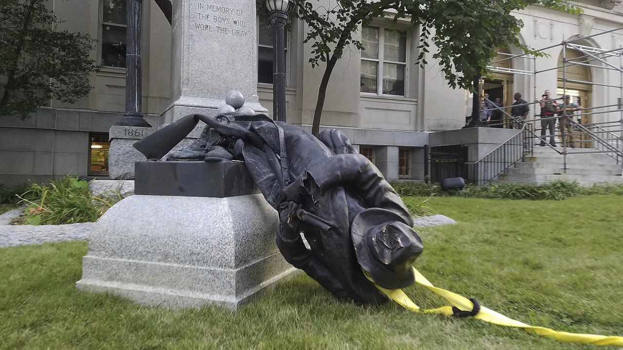 Eine Soldaten-Statue liegt umgestürzt am Boden
