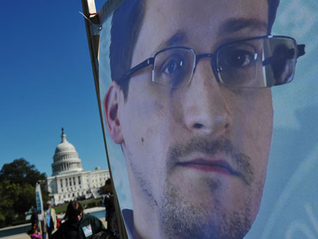 Ein Banner von Demonstranten vor dem US-Kapitol in Washington zeigt Edward Snowden. Ein Banner von Demonstranten vor dem US-Kapitol in Washington zeigt Edward Snowden.