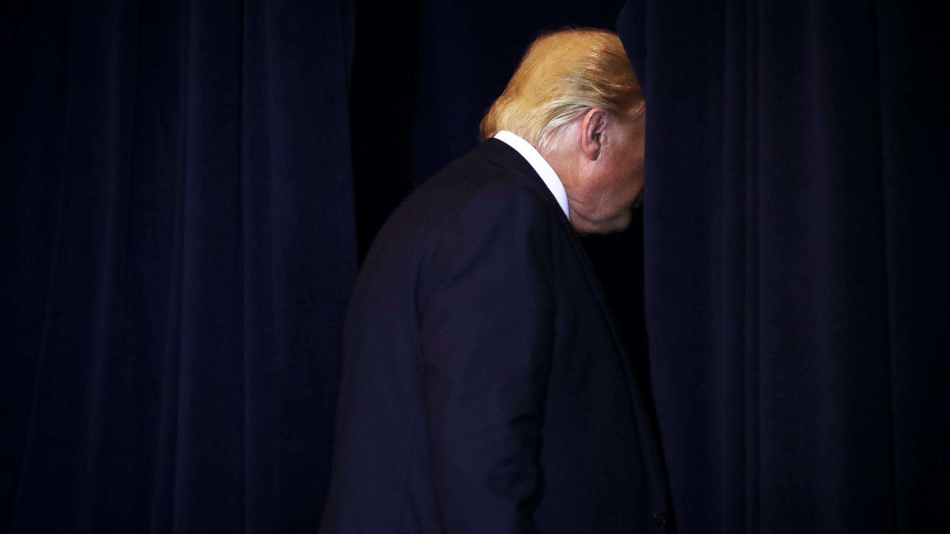 Präsident Trump verlässt den Raum einer Pressekonferenz, nur noch der Hinterkopf ist zu sehen. Präsident Trump verlässt den Raum einer Pressekonferenz, nur noch der Hinterkopf ist zu sehen.