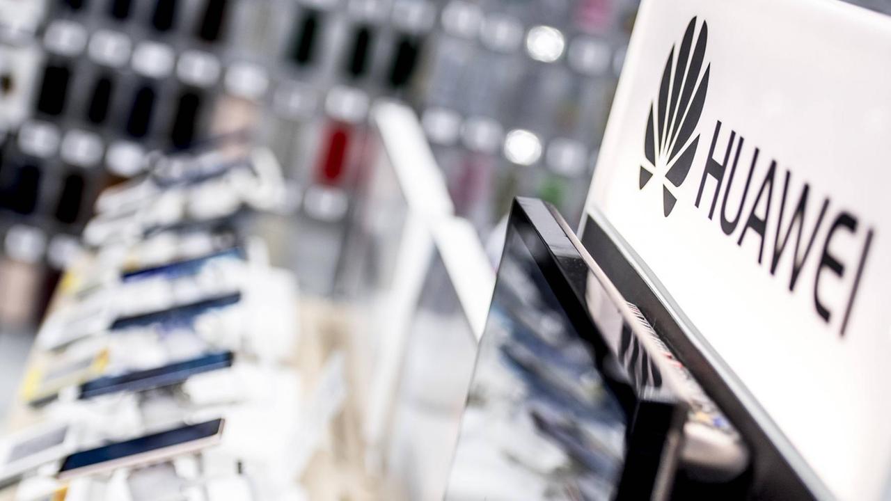 Ausgestellte Huawei-Smartphones mit Logo Ausgestellte Huawei-Smartphones mit Logo