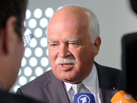 Peter Gauweiler (CSU) gehört zu den Klägern gegen ESM und Fiskalpakt Peter Gauweiler (CSU) gehört zu den Klägern gegen ESM und Fiskalpakt