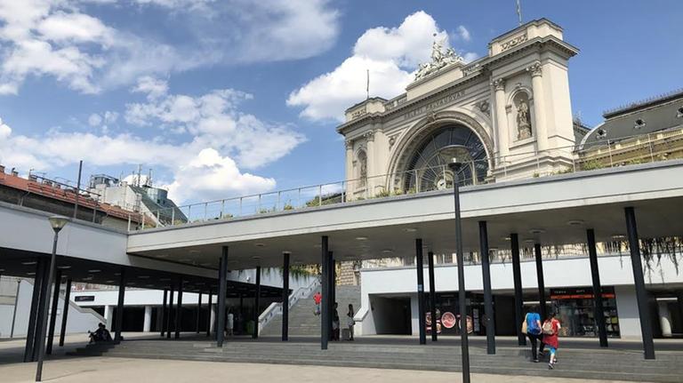 Blick auf die Fassade des Budapester Ostbahnhofs Keleti Blick auf die Fassade des Budapester Ostbahnhofs Keleti