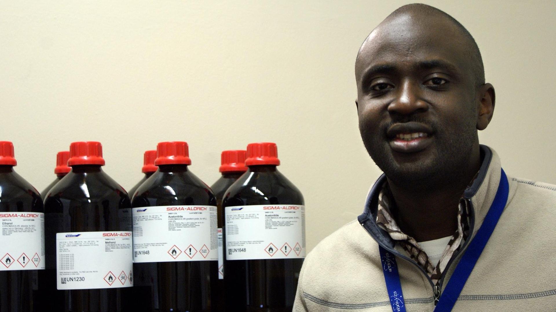 Der Chemiker Derek Ndinteh, aufgenommen in seinem Büro an der Universität Johannesburg (Südafrika). Der Chemiker Derek Ndinteh, aufgenommen in seinem Büro an der Universität Johannesburg (Südafrika).