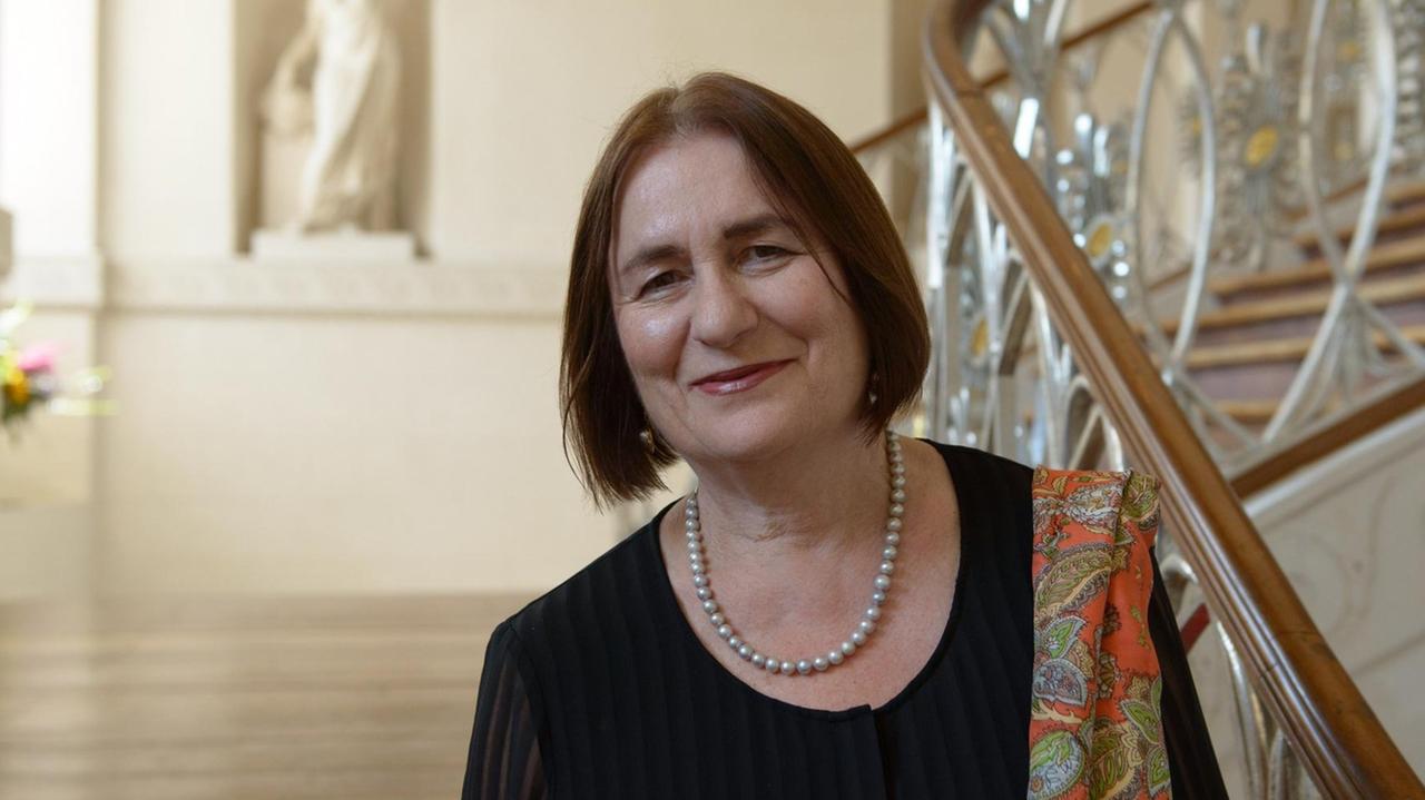 Die russische Historikerin und Bürgerrechtlerin Irina Scherbakowa, Preisträgerin der Goethe-Medaille 2017, steht am 28.08.2017 im Stadtschloss Weimar (Thüringen). Die russische Historikerin und Bürgerrechtlerin Irina Scherbakowa, Preisträgerin der Goethe-Medaille 2017, steht am 28.08.2017 im Stadtschloss Weimar (Thüringen).
