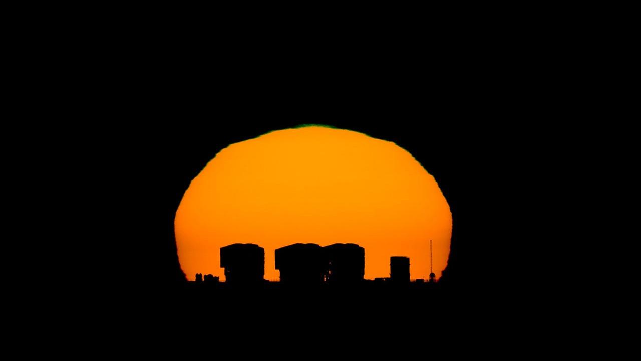 Die Sonne scheint nun für ein halbes Jahr stärker südlich des Äquators. Die Sonne scheint nun für ein halbes Jahr stärker südlich des Äquators.