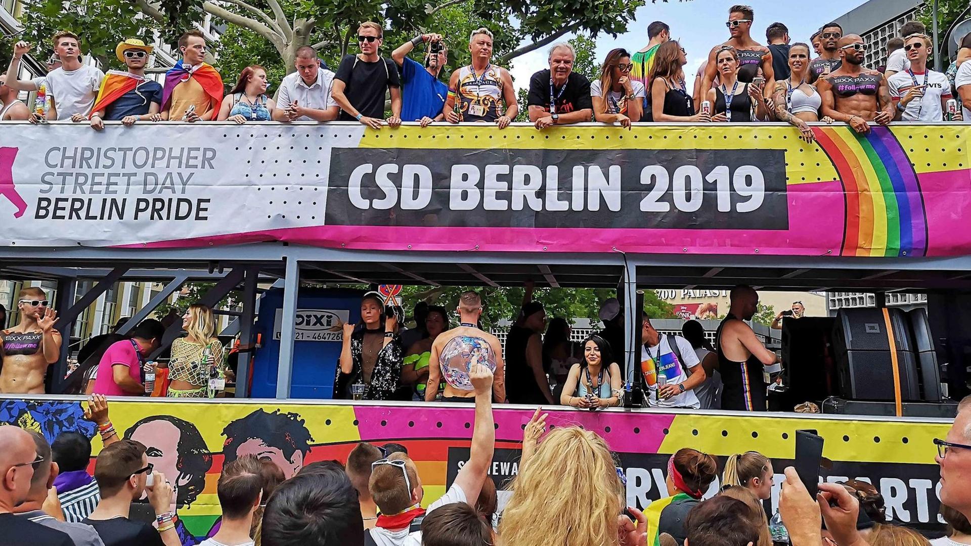 Christopher Street Day Parade in Berlin: Ein Wagen mit dem CSD Berlin 2019. Christopher Street Day Parade in Berlin: Ein Wagen mit dem CSD Berlin 2019.