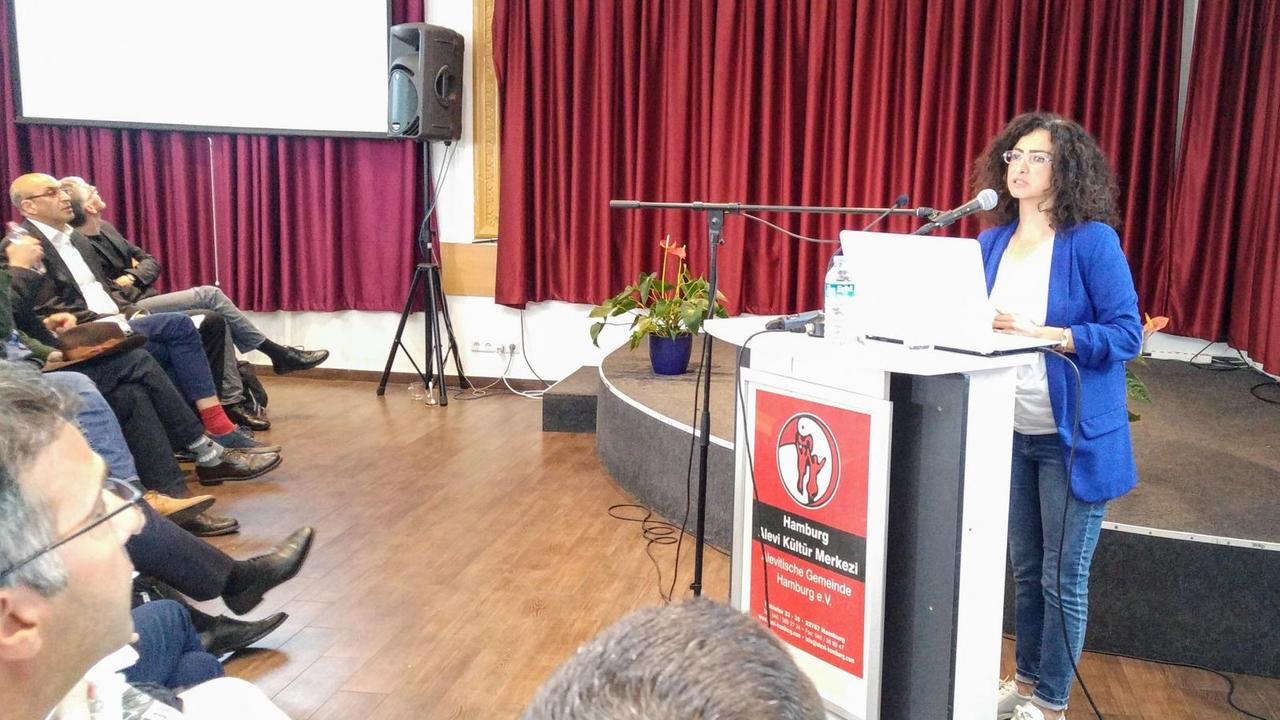Handan Aksünger-Kizil wurde auf den ersten Lehrstuhl für Alevitentum an die Hamburger Uni berufen. Sie ist an die Universität Wien gewechselt. Hier spricht sie auf dem Symposium Alevitische Studien. Handan Aksünger-Kizil wurde auf den ersten Lehrstuhl für Alevitentum an die Hamburger Uni berufen. Sie ist an die Universität Wien gewechselt. Hier spricht sie auf dem Symposium Alevitische Studien.